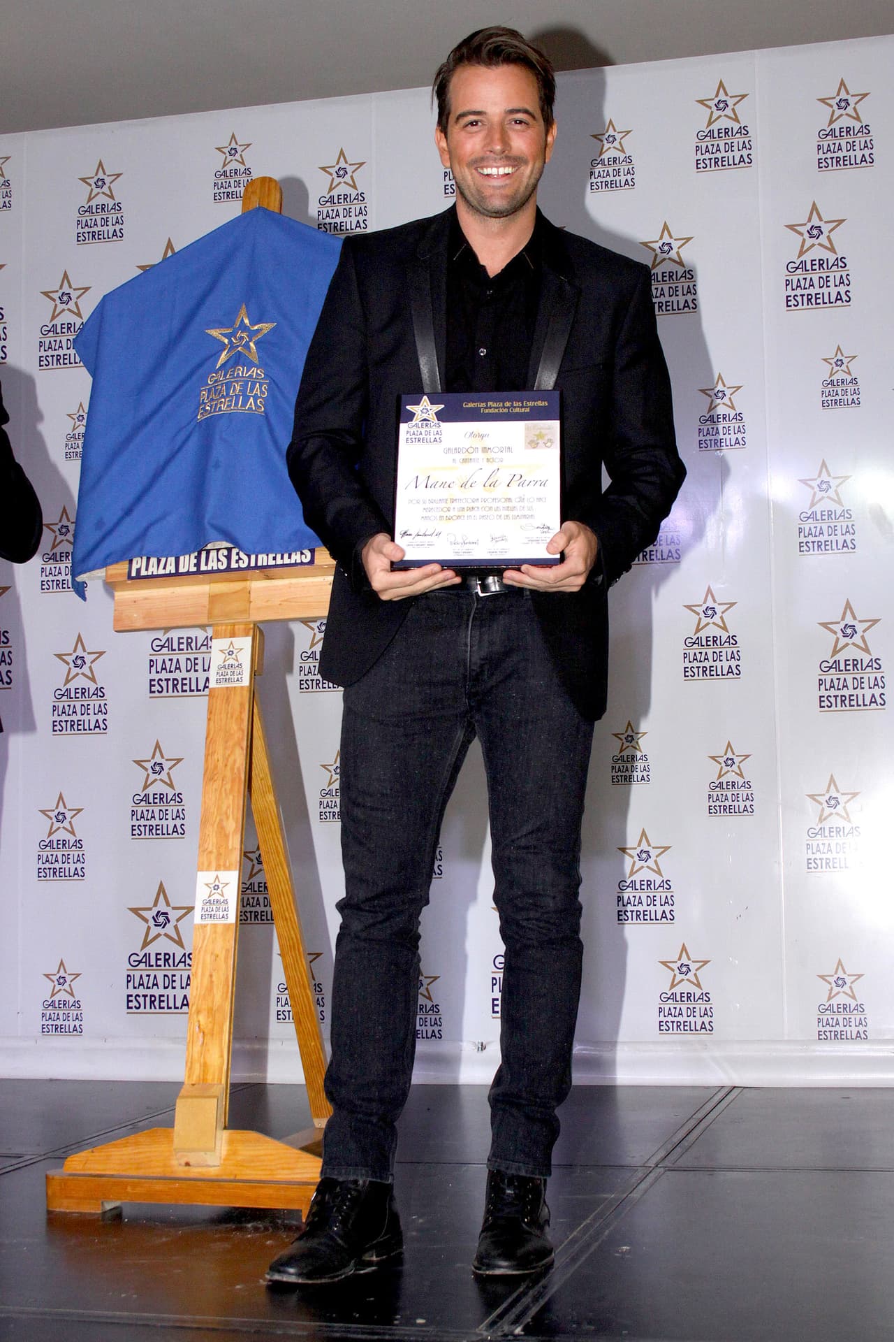 El actor de telenovelas recibió el 'Galardón inmortal' por su trayectoria en la música y la televisión.