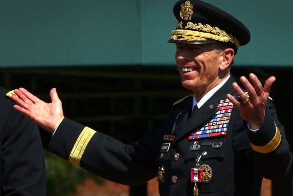 9 de noviembre. El general retirado de cuatro estrellas, David Petraeus, el militar de más alto rango que dirigió las guerras de Irak y Afganistán, y director de la Agencia Central de Inteligencia (CIA), prsenta su renuncia tras admitir que sostuvo una relación extramatrimonial. La infidelidad fue descubierta durante una investigación llevada a cabo por el FBI luego que un agente recibió informes de una amiga del militar que advirtió amenazas de una biógrafa de Petraeus.