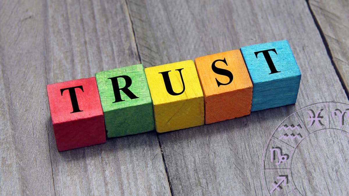 La astrología también nos cuenta que algunos rasgos de tu signo pueden hacerte menos confiable que otros signos. No quiere decir que tooodas las personas de cierto signo sean 100% poco fiables o que sean feas personas a las que no se les puede contar nada, pero tal vez sí cuentan con algunos rasgos que hacen que les crezca su naricita cual Pinocho...