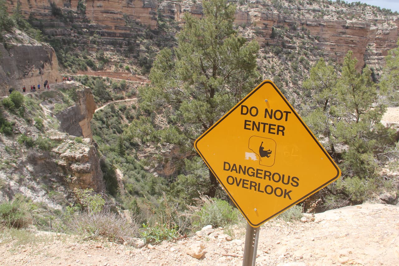 Aunque hay señales de advertencia, muchos visitantes las desafían. Zacarías cree que su hija haya podido tener un accidente durante su paseo por el Gran Cañón pero sigue con esperanza de encontrarla viva.