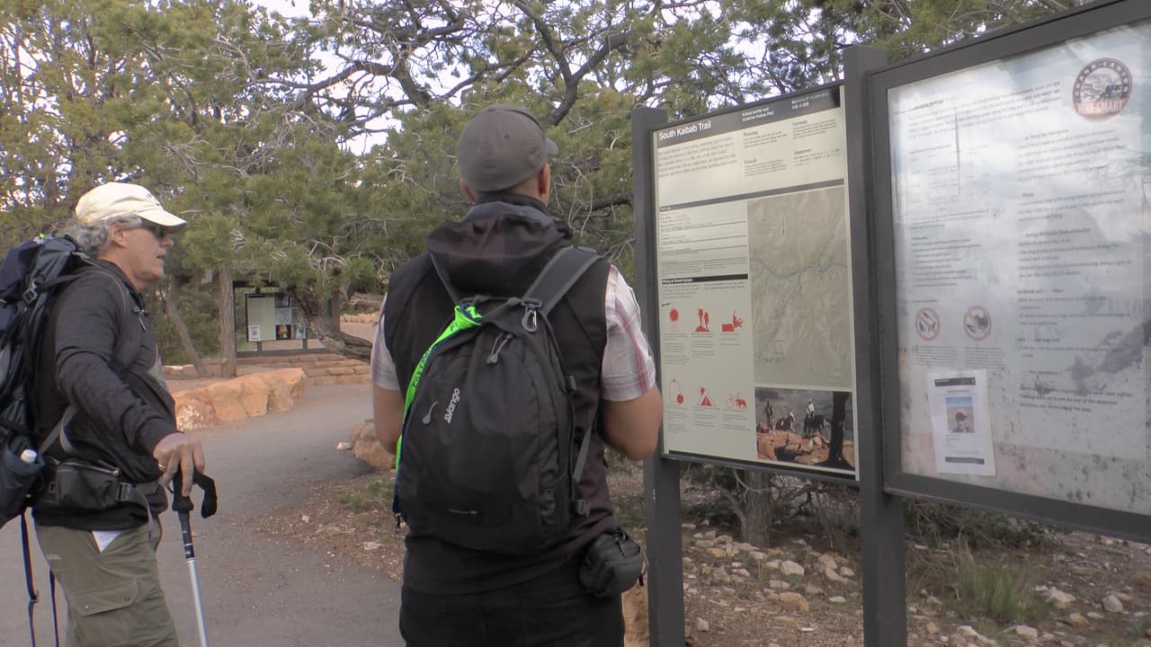 Algunos visitantes miran con curiosidad el volante, mientras otros tratan de consolar a Zacarías y hasta ayudarlo a colocar más volantes en otras partes del parque.