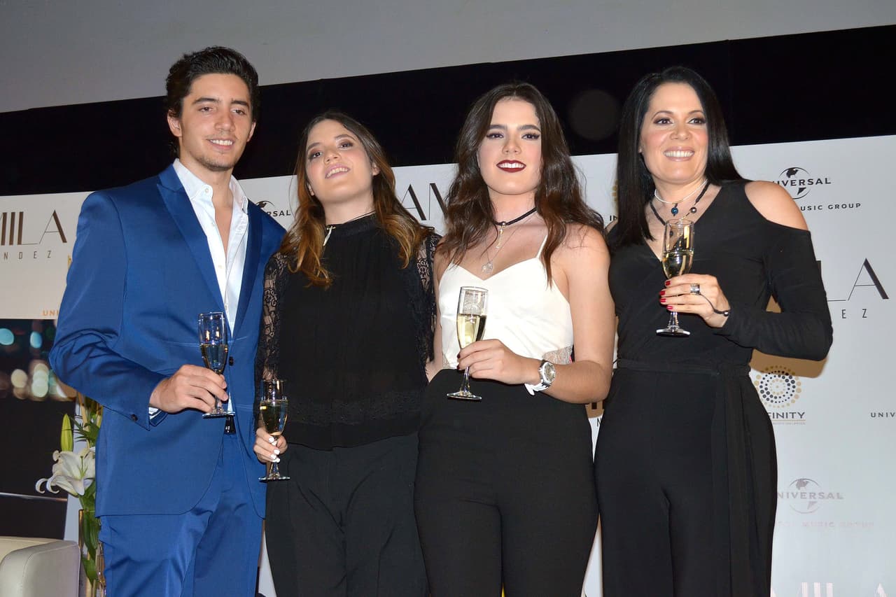 Camila Fernández es hija de Alejandro Fernández y América Guinart, con quien 
<b><a href="https://www.univision.com/famosos/alex-fernandez-jr-pudo-arreglar-los-malentendidos-con-su-padre-en-plena-cuarentena-fotos" target="_blank">también tuvo a Alex y América. </a></b>
<br>