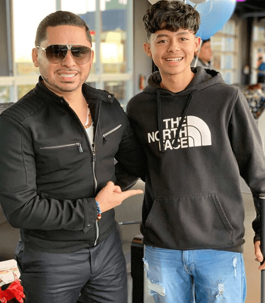 El tema de la estatura lo dejó al descubierto a través de su cuenta de 
<b><a href="https://www.instagram.com/larryhernandez/" target="_blank">Instagram</a></b>, donde publicó recientemente dos fotografías al lado de su primogénito.