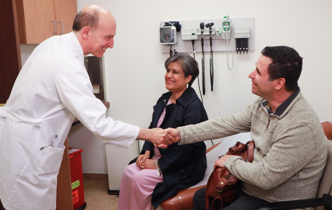 Miriam fue internada inmediatamente y fue sometida a un coma inducido por dos meses para mantenerla con vida. "Estuve conectada a una máquina que se llama ECMO", cuenta Mirian, la cual permitía que su corazón y pulmones continuaran trabajando.