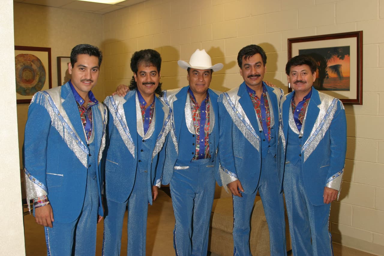 La varidad de las telas y los colores en sus camisas en verdad son dignos de llamar la atención.