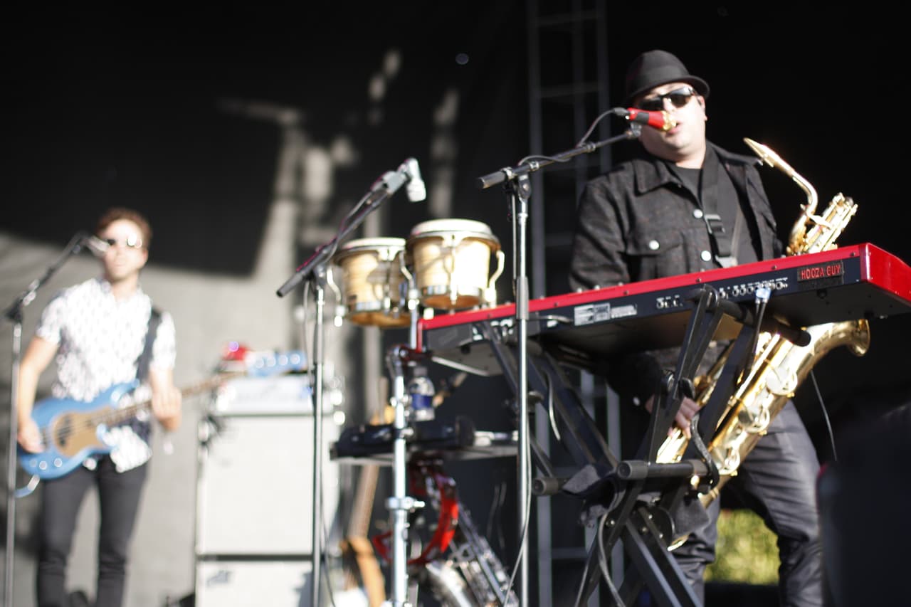 Fitz & The Tantrums en su presentación en el escenario principal