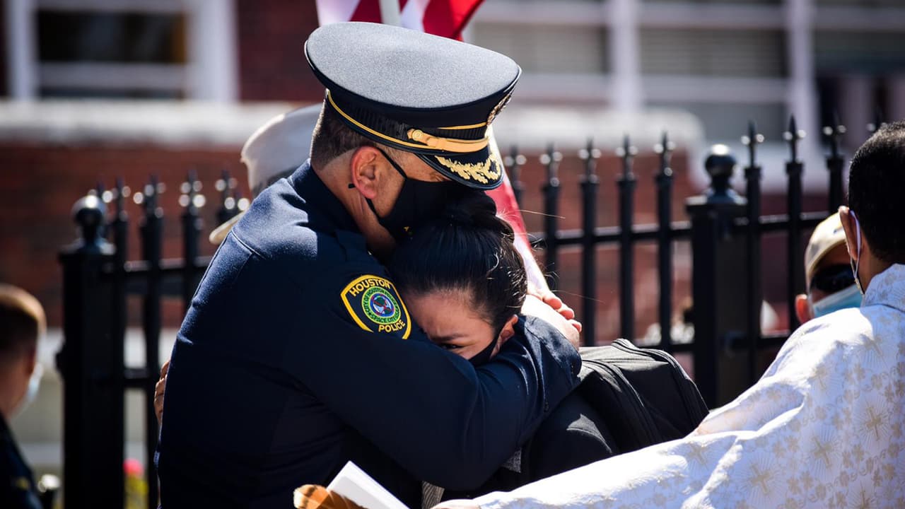Arturo Acevedo, jefe del Departamento de Policía de Houston (HPD) estuvo presente e indicó que la familia pidió que se realizara un segundo examen de ADN a los restos y se hizo el lunes 10 de agosto, él entregó los resultados a la familia de
<b><a href="https://www.univision.com/local/houston-kxln/reportalo-comparten-condolencias-y-mensajes-apoyo-a-la-familia-de-vanessa-guillen-fotos">Vanessa Guillén </a></b>el miércoles 12.