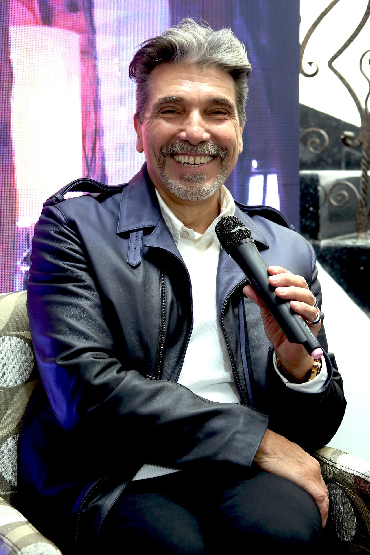 Desde entonces usa un
<b>corte más juvenil y barba</b>, pues antes solo se dejaba el bigote.
<br>