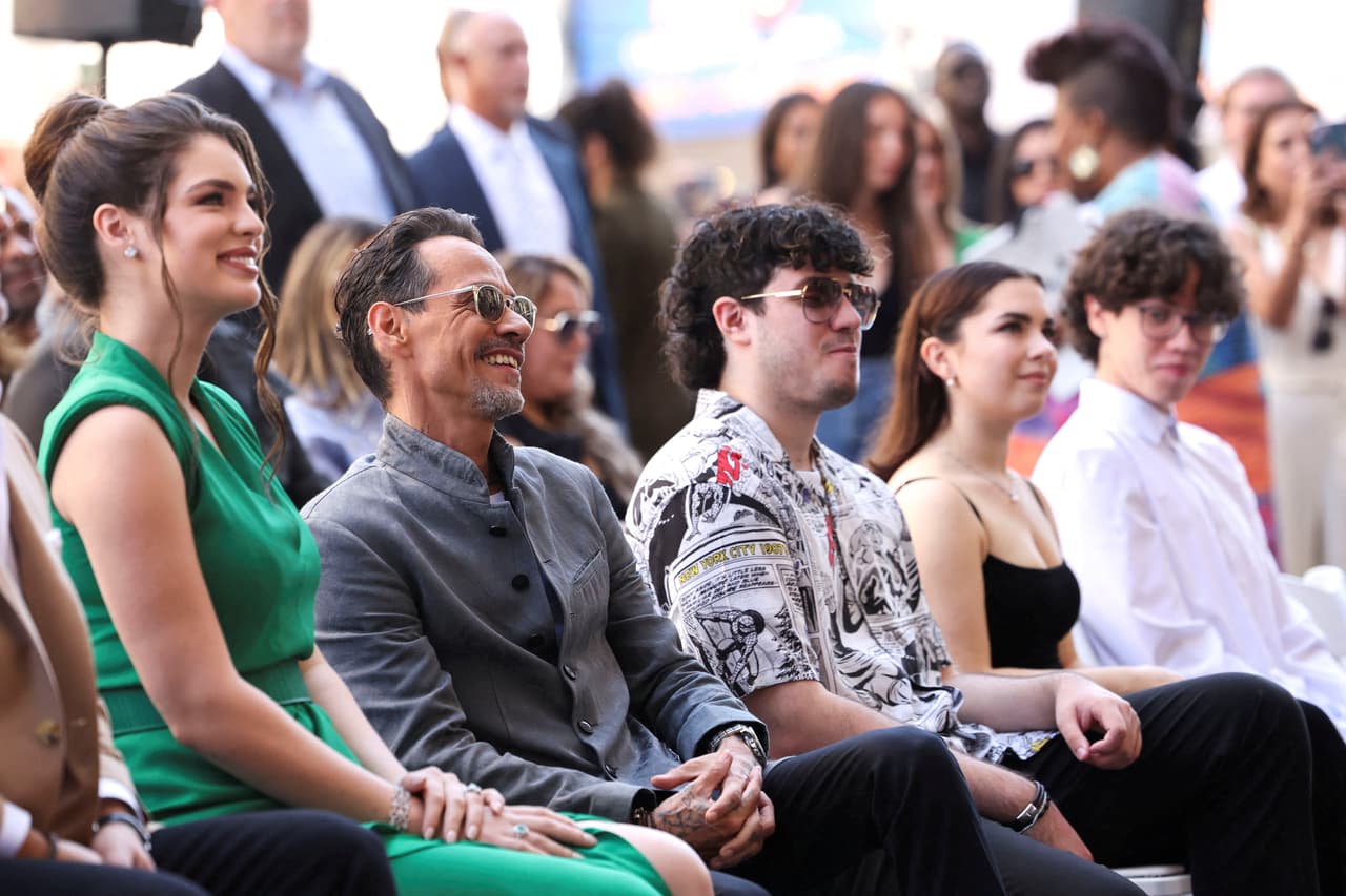 Ryan y Cristian Muñiz al lado de su papá.