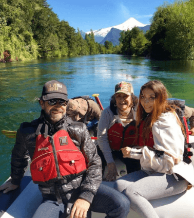 Las hijas de Marco también subieron fotos a sus redes sociales felicitándolo por su cumpleaños. Aquí el cantante aparece junto a Alison, en uno de sus constantes viajes.