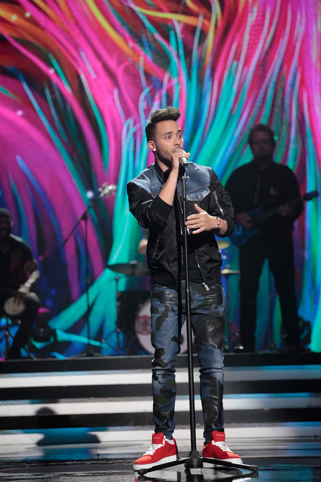 El primero en aparecer en el escenario fue Prince Royce quien interpretó dos temas: 'Adicto' y 'Babalú', posteriormente se quedó como juez invitado para disfrutar y calificar las ocurrencias de los participantes.