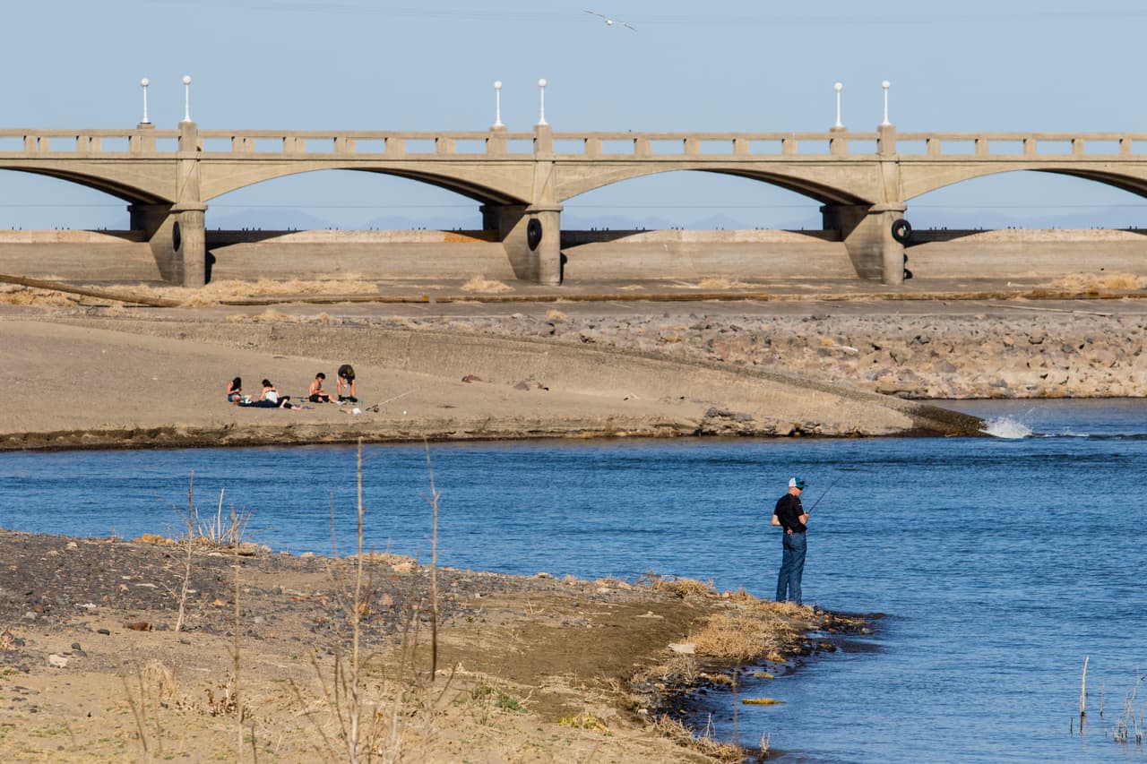 Un hombre pescando un canal casi seco en Carson City, Nevada, el 4 de abril. Este Estado también ha sido severamente afectado por la sequía.
<br>
<br>El lago Made, en la frontera entre Nevada y Arizona ha bajado su nivel en 130 pies desde 2000, el equivalente a un edificio de 13 pisos. Las autoridades temen que el lago alcance pronto su nivel más bajo registrado.
<br>
<br>Es parte del sistema del río Colorado, una fuente de agua crucial para Las Vegas, Phoenix y el sur de California. Este caudal
<a href="https://news.yahoo.com/california-and-much-of-the-american-west-face-mega-drought-brought-on-by-climate-change-190823817.html?guccounter=1&guce_referrer=aHR0cHM6Ly93d3cuZ29vZ2xlLmNvbS8&guce_referrer_sig=AQAAAF0PxfwUKH2QpaZKh13qsRiRVdip4rmlGL6tnsVVFjzCKdKkckEWGqkOXBZSAbj0f9RoRRm5GtSjZzJYb_2rJgREwfpei_eI8PmUSIyWewWg82emGjEzMcgMP-jqIlurkR2CoAVN1DhsD6S1N6G_flu2QAOJBs_Kt9Lw_nbTyGDe"><u> hace posible la inmensa industria agrícola del desierto del suroeste</u></a>.