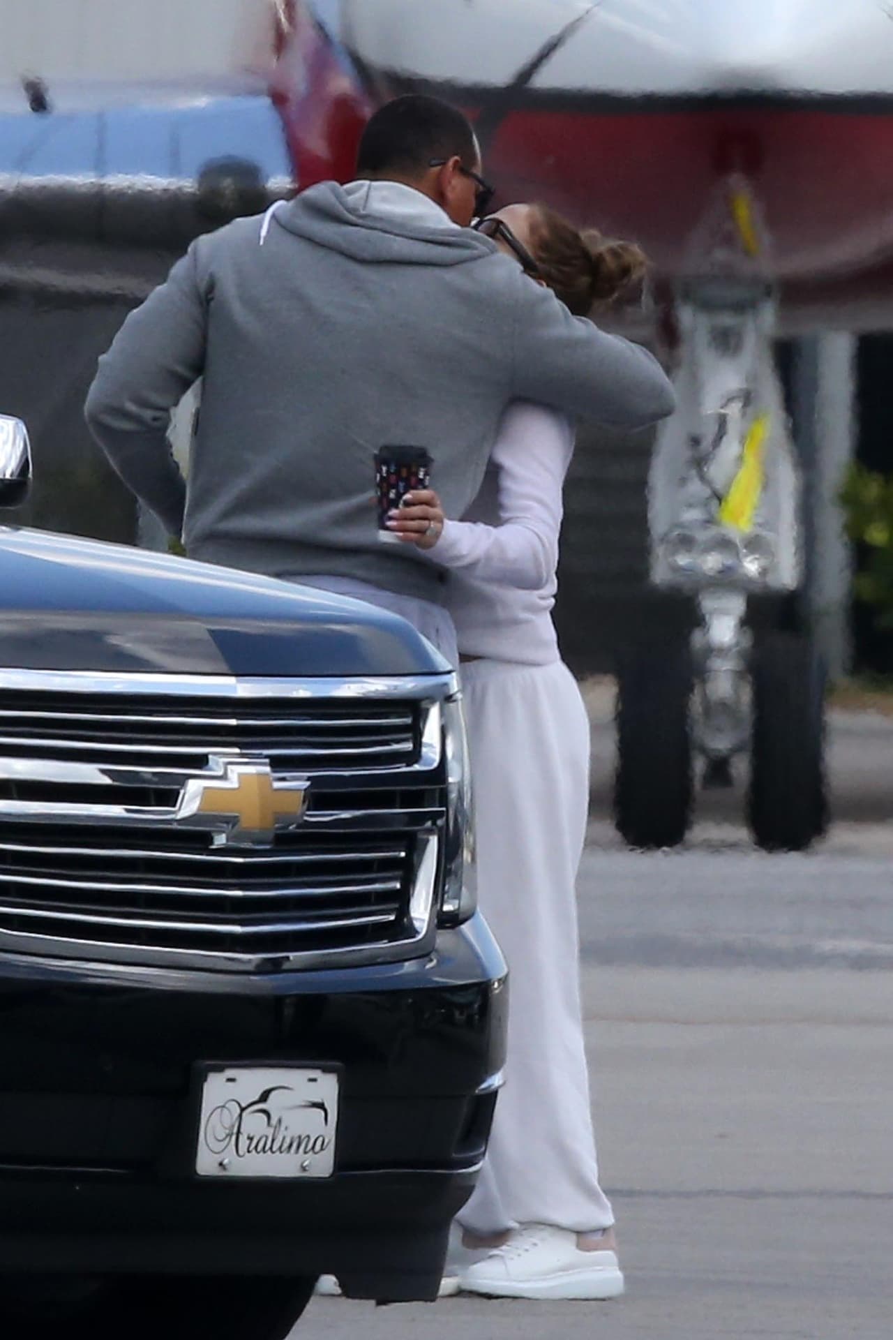 Alex Rodríguez, por su parte, tomó un avión privado rumbo a Nueva York, para cumplir con sus obligaciones como 
<b><a href="https://www.instagram.com/p/ByOIc-slGjf/" target="_blank">comentarista deportivo. </a></b>