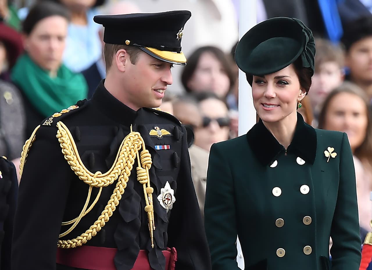 Kate y William con el Primer Batallón de las Guardias Irlandesas durante el Día de San Patricio, el viernes 17 de marzo, 2017.