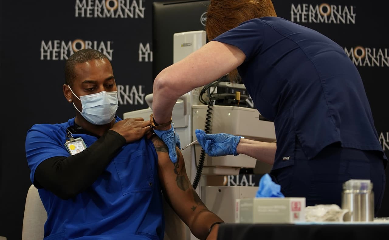 La primera vacuna del sistema se le aplicó a Robert Luckey, un enfermero de la unidad de cuidados intensivos dedicada a pacientes con covid-19.