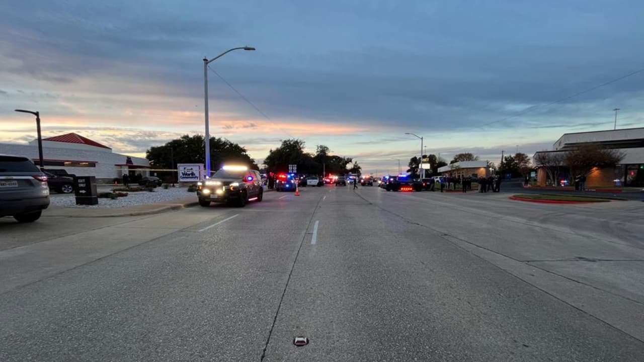 El agente Brown se encontraba en el estacionamiento de la cooperativa de crédito
<b> situada en la calle 2800 de East Lancaster </b>cuando fue abordado por un hombre armado.
<b>El agente y el hombre armado intercambiaron disparos</b>, y el agente resultó herido dos veces.