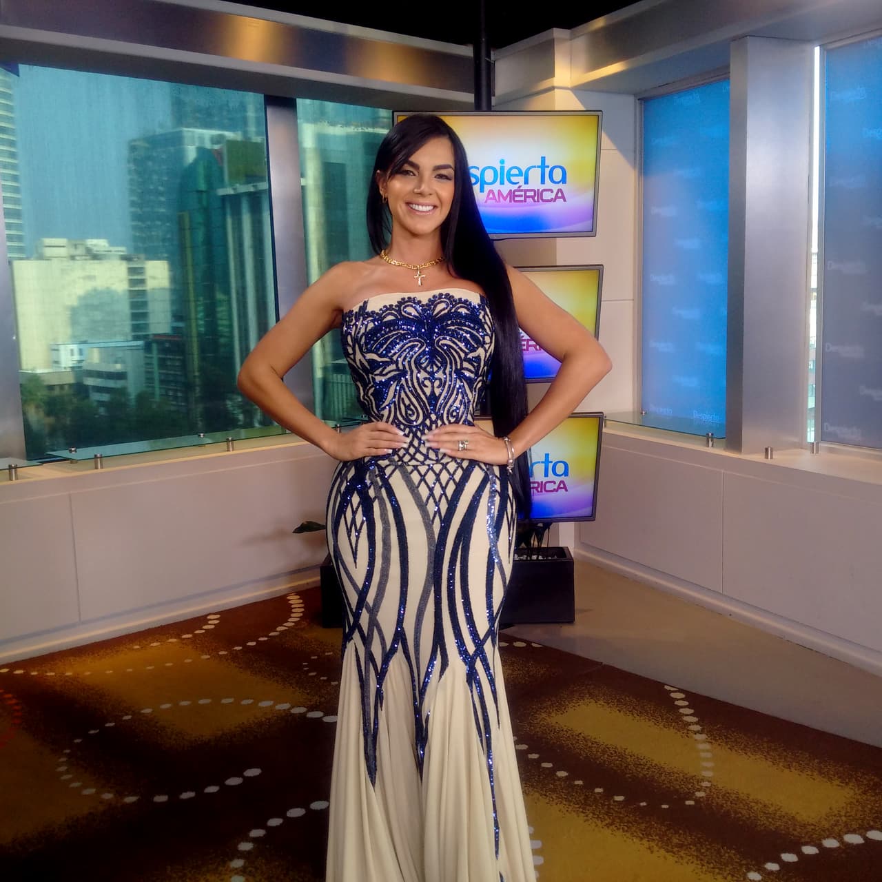 Su cintura es tan diminuta que casi puede juntar sus dos manos.