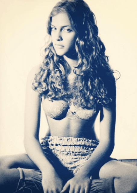 La chica de ojos verdes fue modelo desde los 12 años y fue desde ese momento que grabó comerciales de televisión y desfiló en pasarelas en su país.