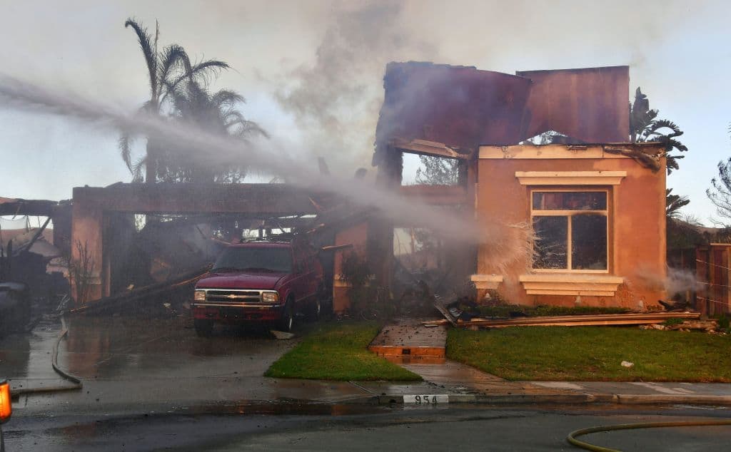 Un bombero sufrió lesiones leves por inhalación de humo, según se informó el lunes.