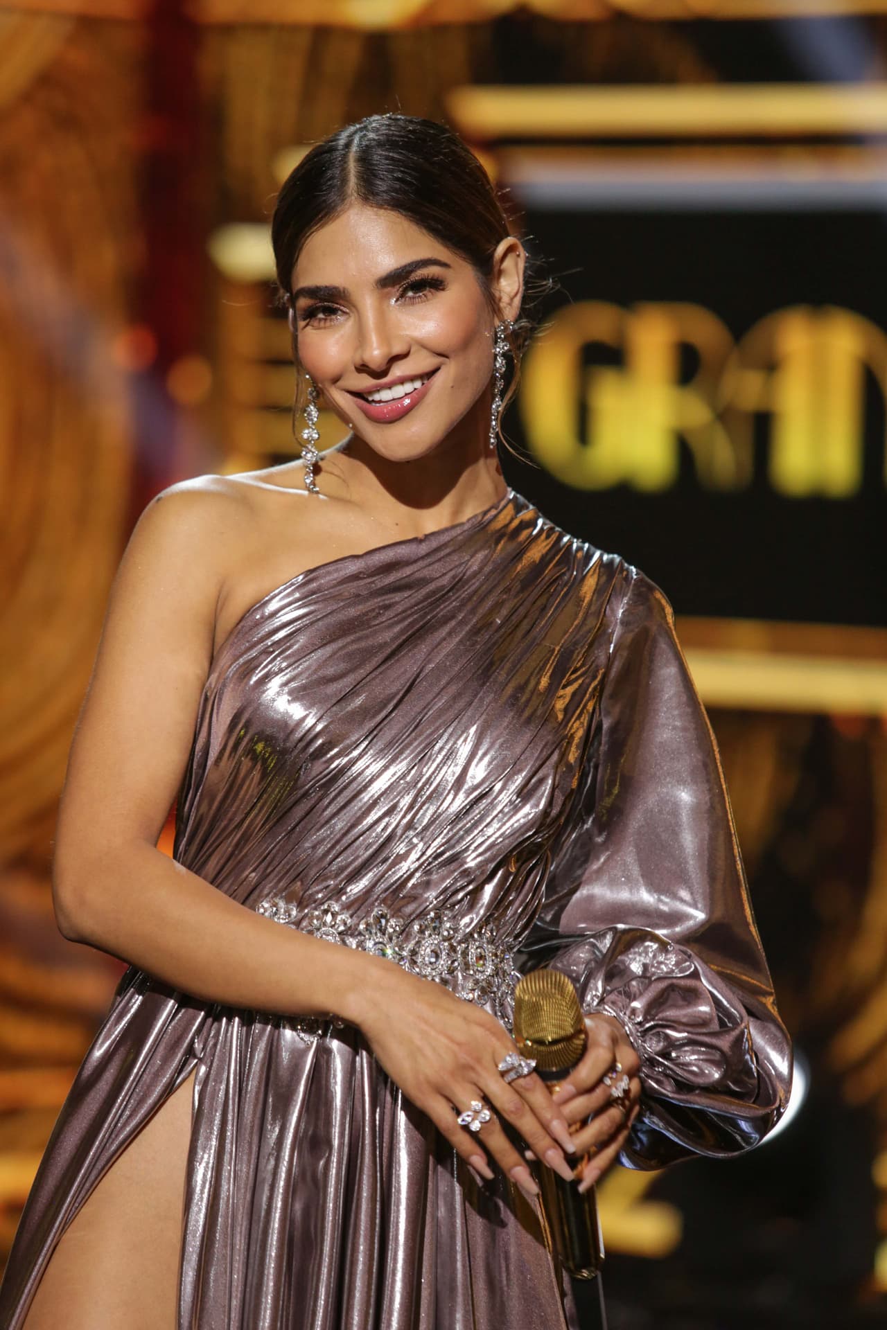 <b>ADRENALINA.</b> "En mi 'bucket list' también están algunas aventuras. El otro día estaba viendo un video en Youtube para 
<b>hacer bungee jumping</b> porque quisiera hacer algo con adrenalina, probar cosas nuevas. 
<b>Yo no le tengo miedo a nada</b>, lo que me falta es tiempo para hacer todas las cosas que quiero hacer". 
<br>