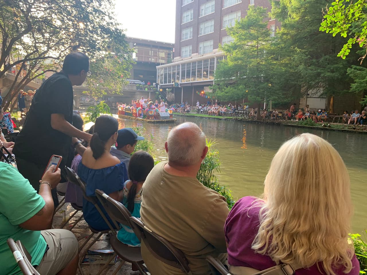 Los Texas Cavaliers y los patrocinadores del desfile decoraron cada carroza con flores brillantes y colores vibrantes, y comenzó la tradición del River Parade.