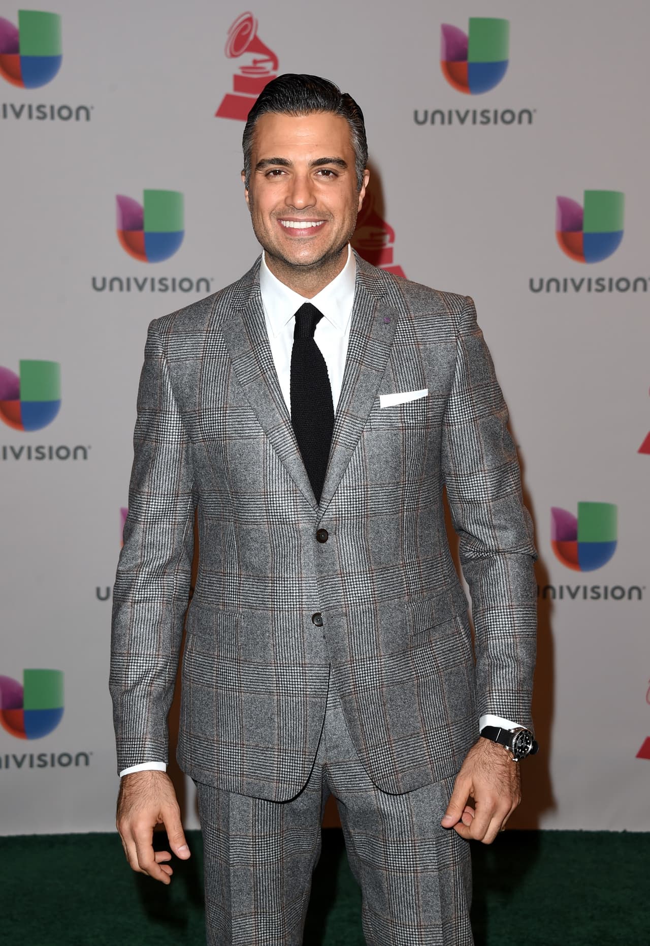 A los 5 años de edad se divorciaron sus padres y a los 12 se mudó con su padre y con la esposa de éste.