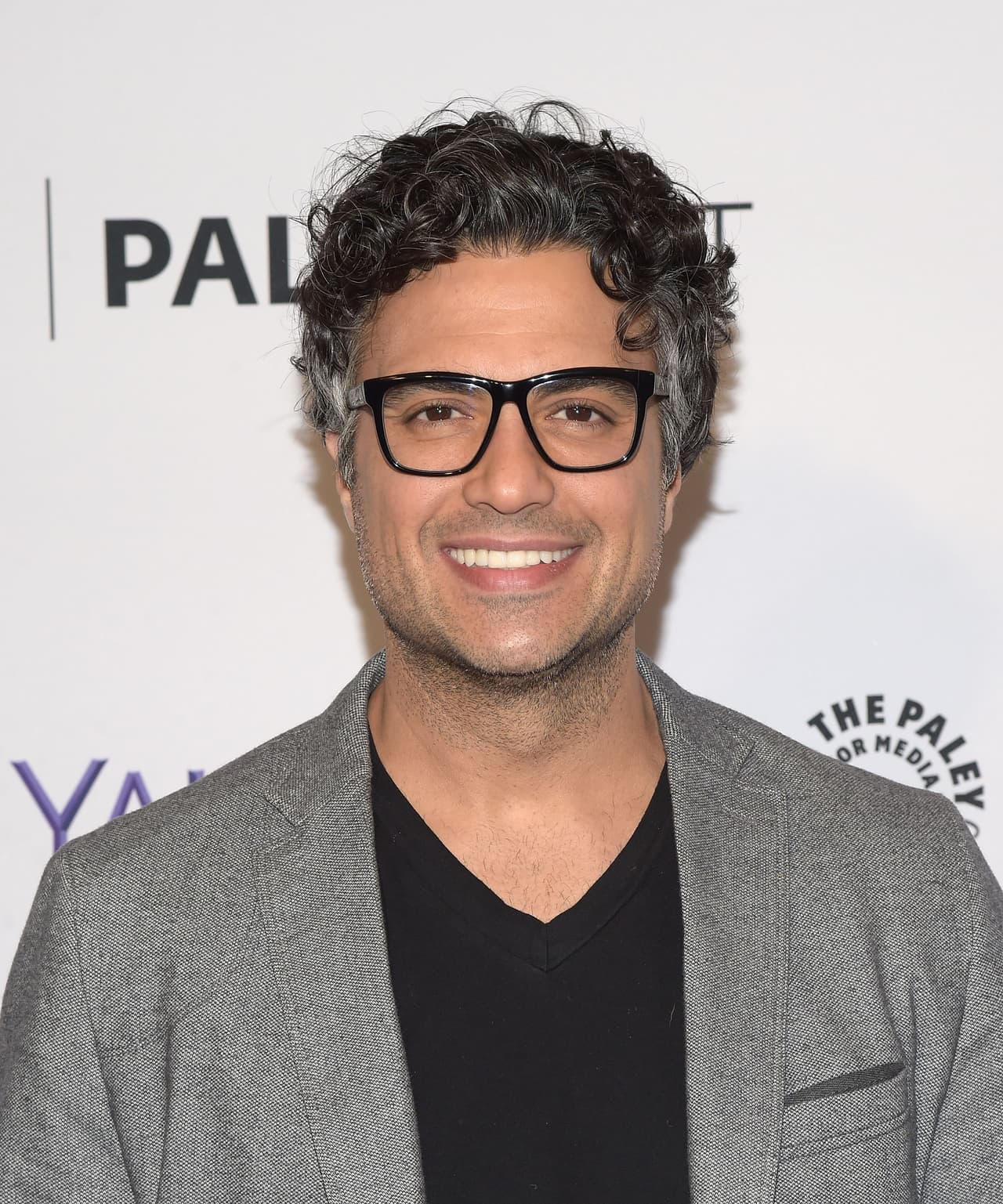 Sin embargo, ese 'look' de galán maduro le sienta de maravilla.