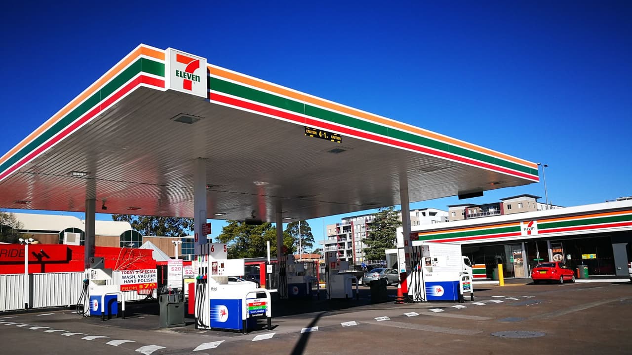 <h3 class="cms-H3-H3">Texas sigue en el centro de la historia</h3> Aunque es una marca global, la operación de 7-Eleven en Estados Unidos
<b>tiene su sede en Irving, dentro del área de Dallas. </b>
<br>La cadena
<b>nació en Dallas en 1927, cuando un empleado comenzó a vender productos básicos</b> como leche, pan y huevos desde una compañía de hielo.
<br>El nombre 7-Eleven nació en 1946 y hace referencia a su horario extendido original:
<b>de 7 de la mañana a 11 de la noche.</b>
<br>Con el tiempo, esa operación local creció hasta convertirse en
<b>una red global con más de 86,000 tiendas en 19 países.</b>