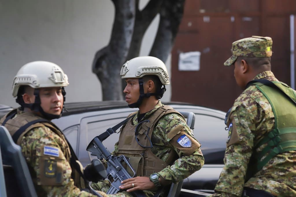 Miles de efectivos rodean ciudad de El Salvador en busca de asesinos de oficial de policía