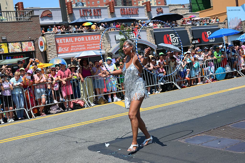 Ningún talento fue menospreciado por la audiencia del Desfile de las Sirenas en Coney Island, donde 
<b>miles de neoyorquinos y turistas se fundieron en una gran celebración</b>.