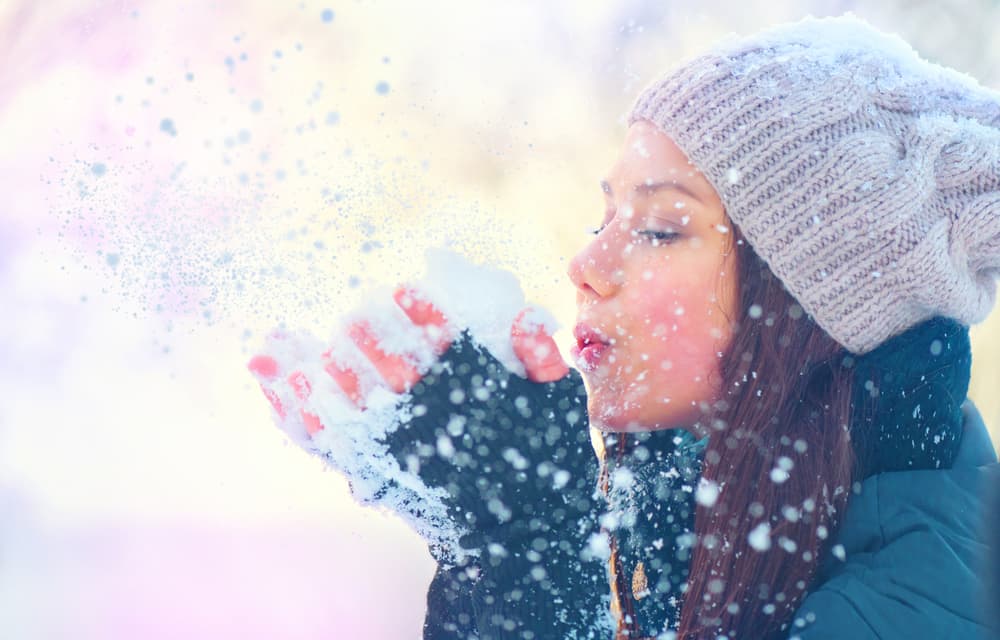 Esto supone que, al disminuir la temperatura corporal mediante el uso de la mente se podrían afectar las moléculas del aire para desacelerarlas y así lograr que se enfríen y condensen, dando lugar a cuerpos fríos sólidos como el hielo. Otra teoría supone que la crioquinesis no es más que una parte de la termoquinesis y que permite enfríar objetos sólidos o líquidos, pero no necesariamente crearlos.