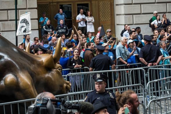 Al llegar a la sede de la Bolsa, los manifestantes rodearon el emblemático "Toro embistiendo" que se ha convertido en símbolo del capitalismo financiero.