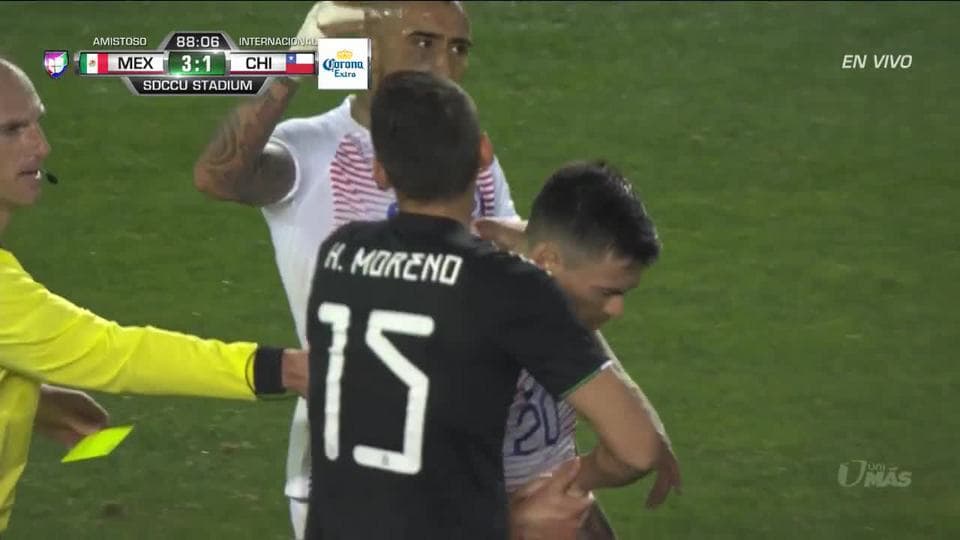 Tarjeta amarilla. El árbitro amonesta a Charles Aránguiz de Chile