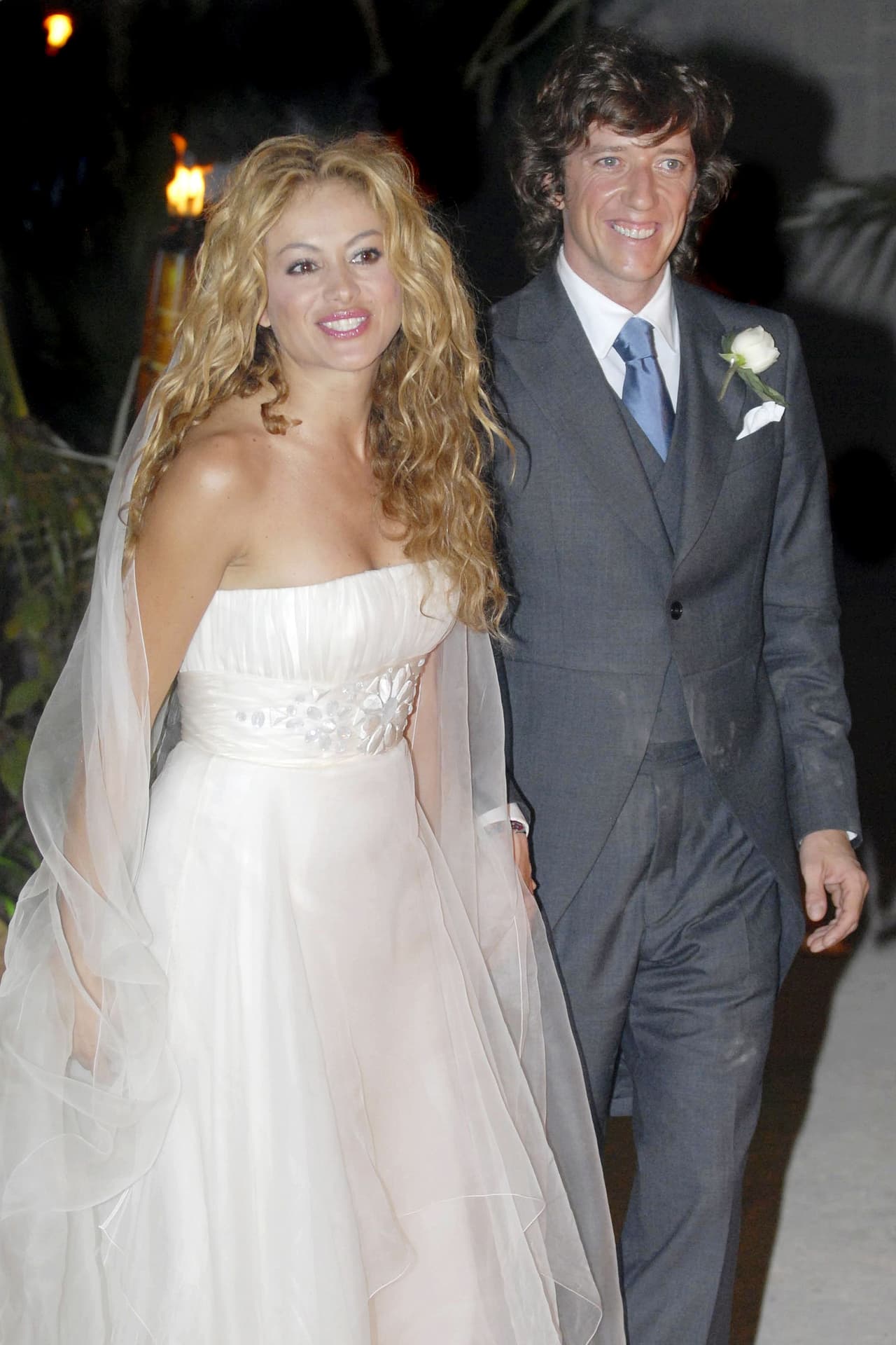 En tanto, Paulina Rubio se casó con Nicolas ‘Colate’ Vallejo Nájera en el año 2007 en el parque ecoturístico Xcaret, ubicado en Cancún México. La recepción contó con 200 invitados y la mejor sorpresa para la novia fue la aparición de Juan Gabriel en el escenario. También fue considerada la boda del año por los medios mexicanos.
<br>