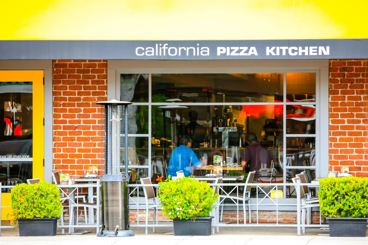<b>California Pizza Kitchen.</b> Los problemas financieros se estaban acumulando para esta cadena de restaurantes desde mucho antes que comenzara la pandemia. 
<br>
<br>Ahora, que el impacto del coronavirus en los restaurantes de comida rápida ha sido catastrófico, los expertos esperan que esta compañía reconfigure la estructura de su capital en los próximos meses.
<br>