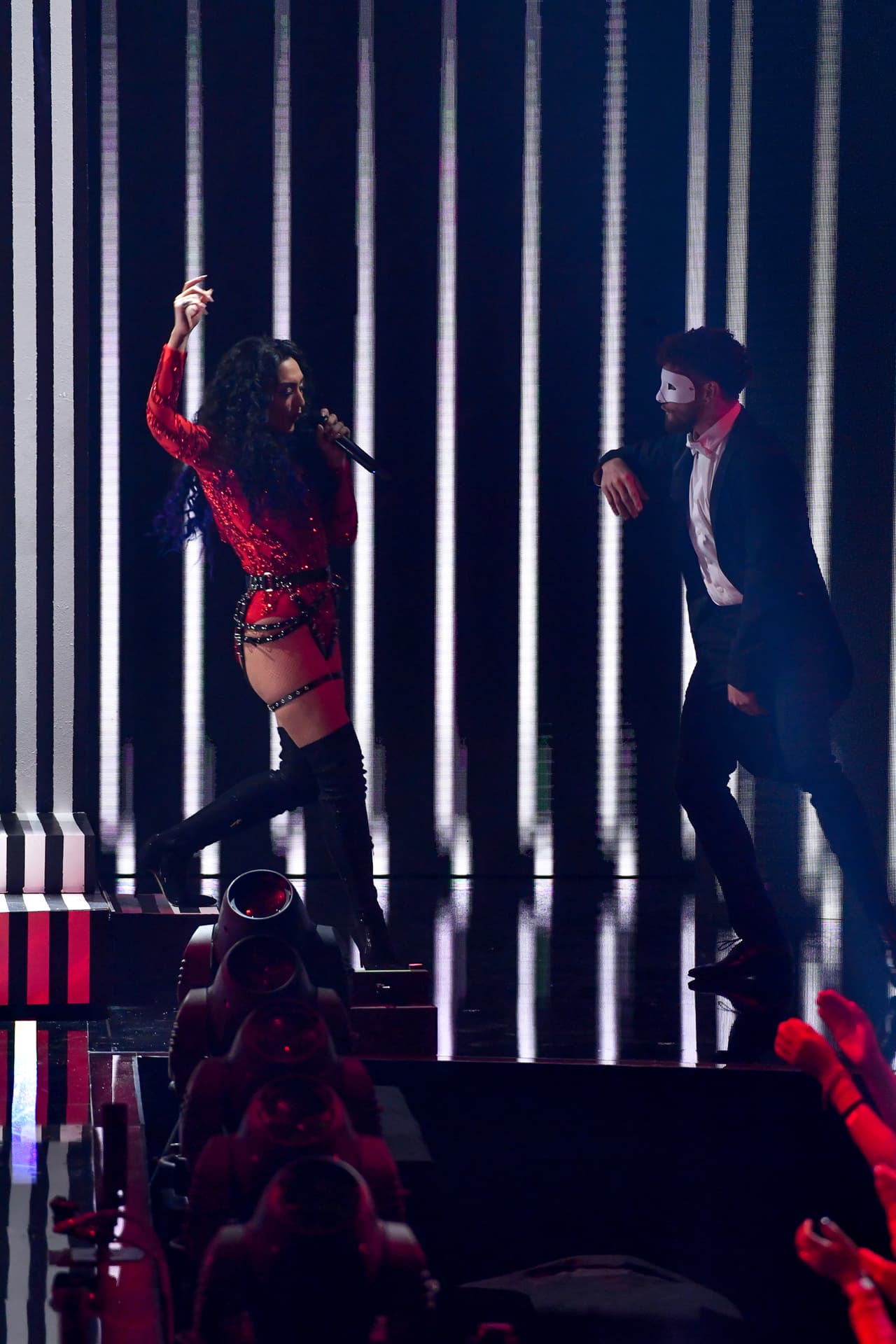 <a href="https://www.univision.com/shows/reina-de-la-cancion/vikina-lopez-la-miss-305-que-nunca-se-cansara-de-ir-tras-el-sueno-de-ser-cantante-video">Vikina,</a> quien esta noche aseguró ser "la combi completa", se dispuso a conquistar el escenario al ritmo de 'Poker Face’ de Lady Gaga. La joven bajó una escalera que daba un efecto óptico, que le generó un poco de estrés; sin embargo logró cantar y bailar sin mayor problema.