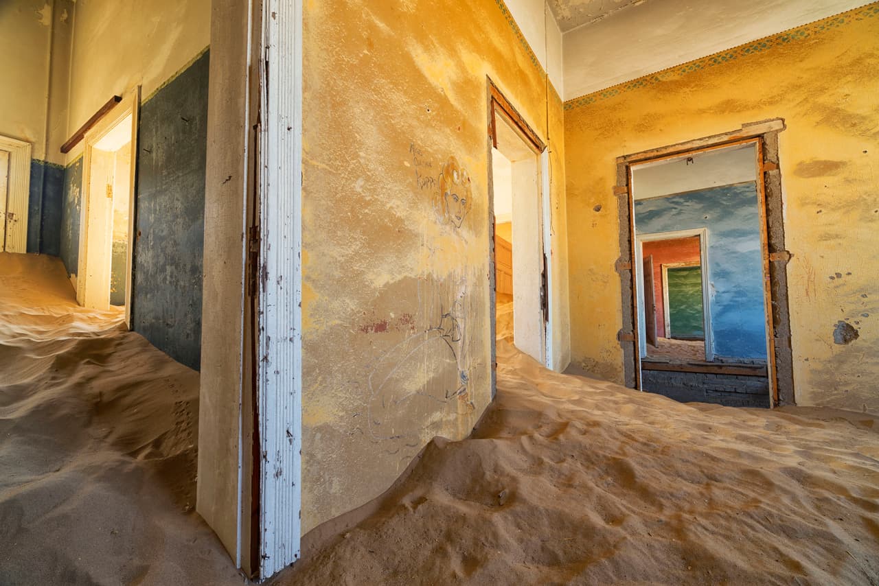 El pueblo fue absorbido por las dunas.