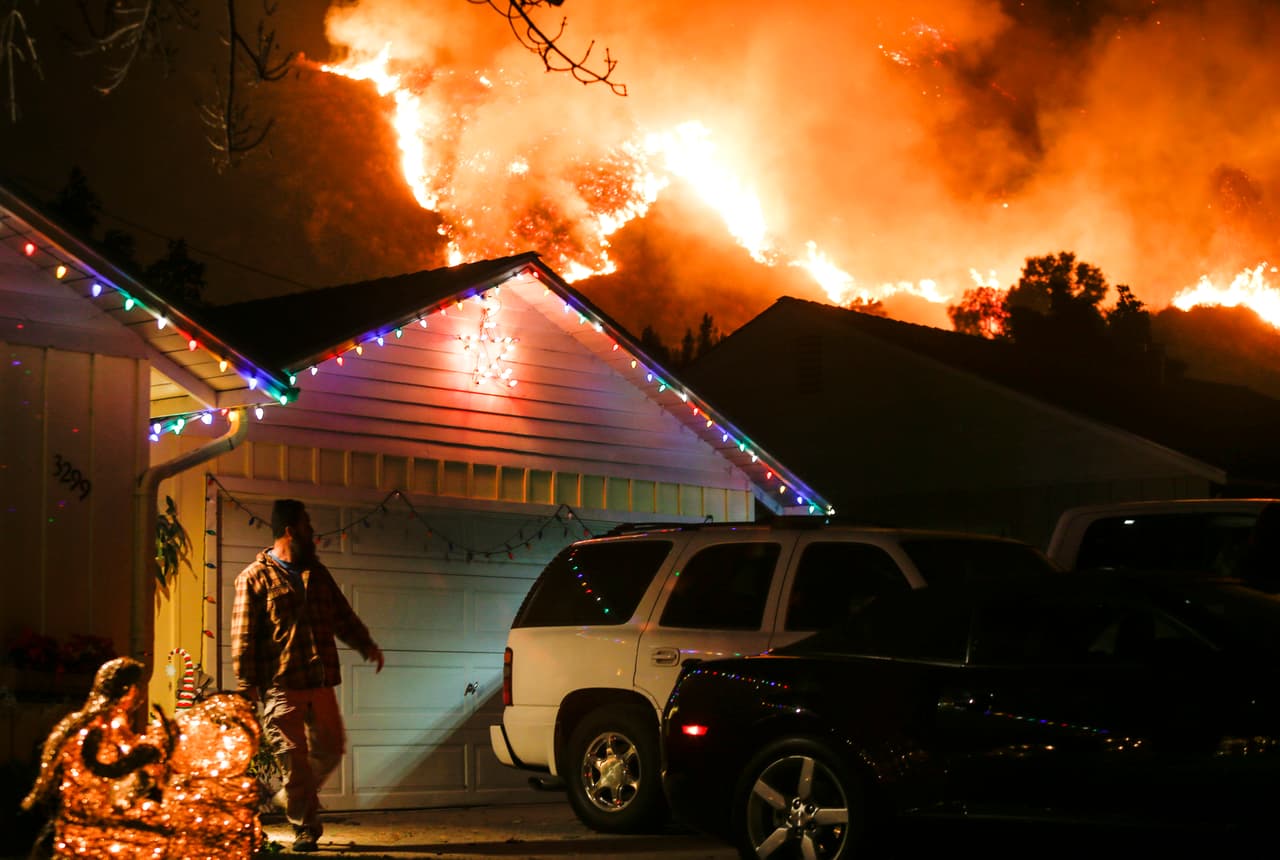 Estos incendios llegan en un momento totalmente inesperado para California, justo en época de diciembre cuando está a punto de comenzar el invierno. El gobernador 
<b><a href="http://www.univision.com/los-angeles/kmex/noticias/incendios/incendios-en-invierno-son-la-nueva-realidad-de-california-advierte-el-gobernador-jerry-brown">Jerry Brown manifestó su preocupación</a></b> al visitar las zonas damnificadas, donde dijo que los voraces incendios registrados en pleno invierno se han convertido en 
<b>"la nueva realidad"</b> en California.