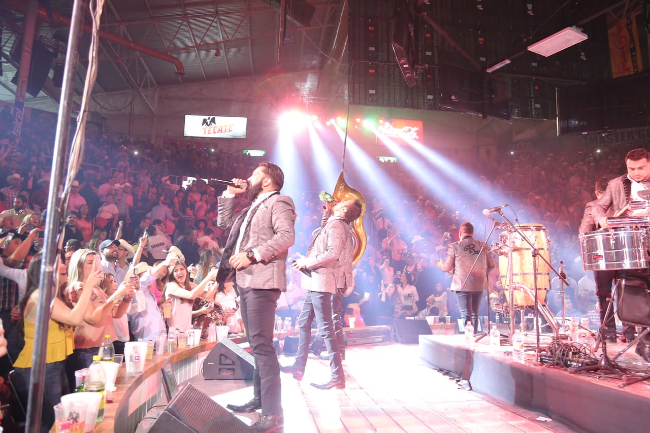 Geovanni también aprovecha para no desperdiciar el licor.