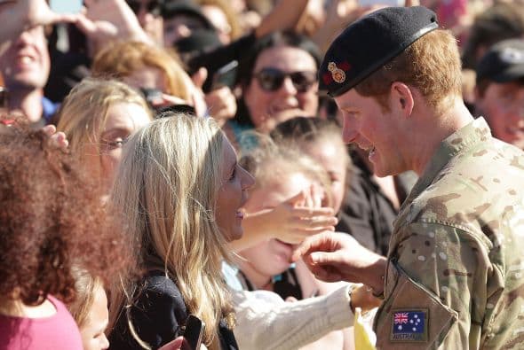 Las australianas no opinan los mismo y buscan a toda costa acercarse al príncipe heredero, claro, heredero a la corona en la quinta posición.