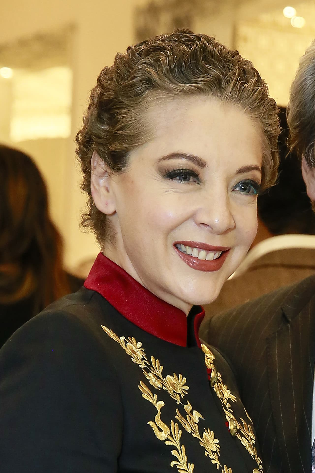 Sin embargo, ante la insistencia de los reporteros, la 
<b><a href="https://www.univision.com/famosos/que-ha-sido-de-salvador-pineda-el-primer-galan-protagonico-de-edith-gonzalez-fotos">protagonista de 'Bianca Vidal'</a></b> y 'Corazón salvaje', entre otras, añadió: "La vida, yo creo que se vive una sola vez y, si tienes que hablar de alguien, pues 
<b>mejor hablar bien o no hablar</b>. Ese es mi comentario".