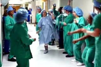 Una paciente con cáncer baila el Gangnam Style de camino al quirófano