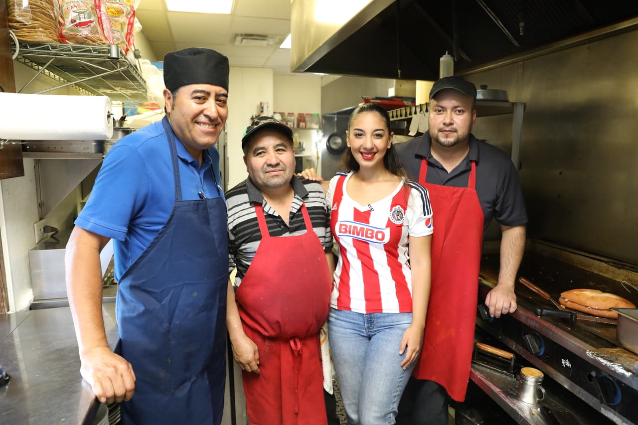 Durante su visita a la 
<b>'Ciudad de los Vientos'</b>, 
<b>Mafer</b> se fue 'de pata de perro' por 
<b>Chicago</b> para probar su comida.