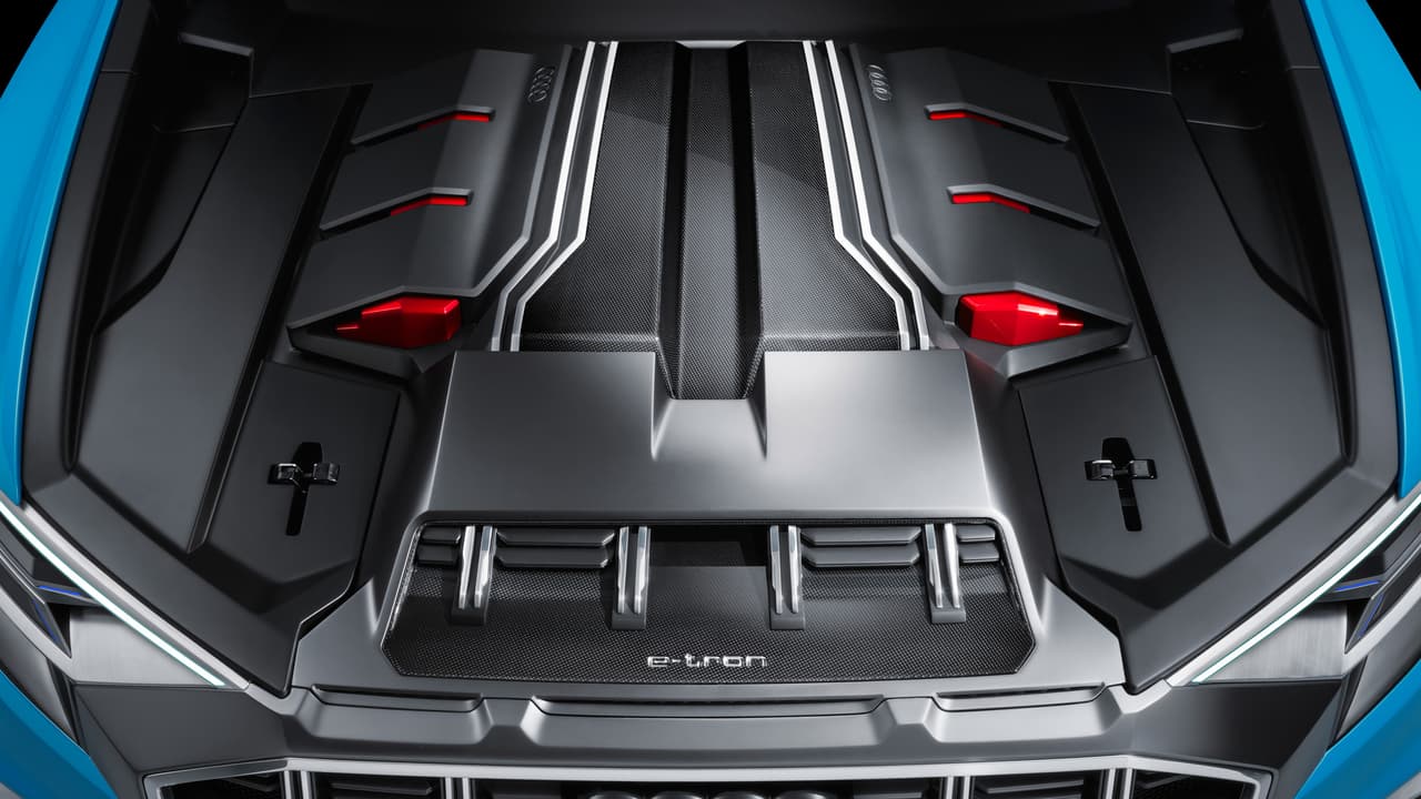 La Q8 Concept fue concebida por Audi como un vehículo híbrido: según manifestó la marca, combinará un 
<b>motor V6 TFSI de 3.0 litros y 333 caballos de fuerza</b>, con una 
<b>batería de iones de litio de 17.9 kW, que generaría otros 100 caballos</b>, al igual que la Q7 e-tron.