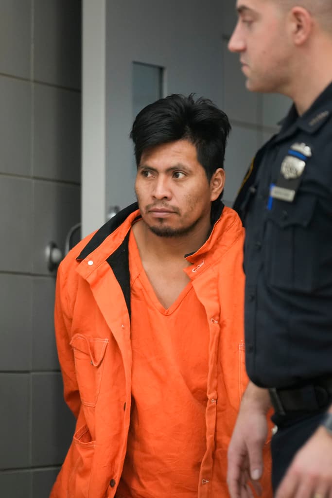 Los detectives redactaron que Sebastián Zapeta confesó: "No quise hacerlo. Pero, realmente, no sé. 
<b>No sé qué pasó</b>, pero lamento (la muerte) de esa mujer". El hombre reconoce que aparece en las imágenes, pero 
<b>no recuerda qué hacía ahí, ni por qué</b>.