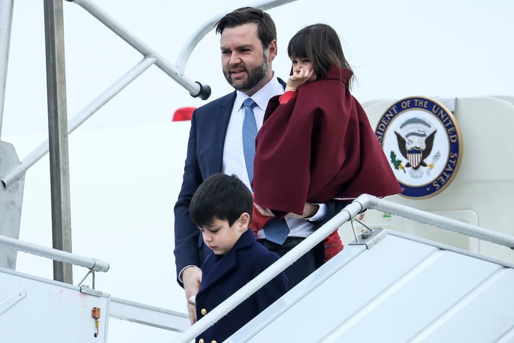 El vicepresidente de Estados Unidos, JD Vance, junto a sus hijos, a su llegada al aeropuerto de Paris Orly este lunes, para asistir a la cumbre sobre inteligencia artificial.