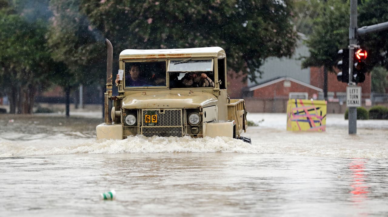 El agua no para de subir en las calles de la ciudad.