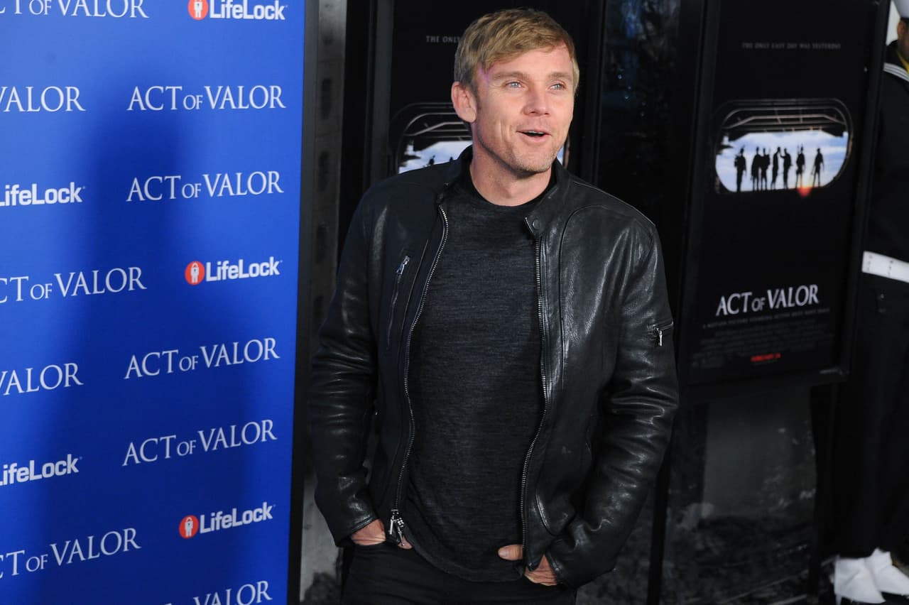 Informes de la oficina del Sheriff del Condado de Los Ángeles indican que Schroder, de 49 años, supuestamente tuvo un altercado físico con una mujer -de la que no se reveló nombre- en su residencia en Topanga.