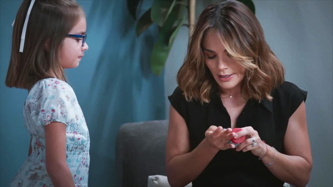 Lía le da una pastilla para dormir a Azul | Hermanas, Un amor Compartido | Capítulo 5