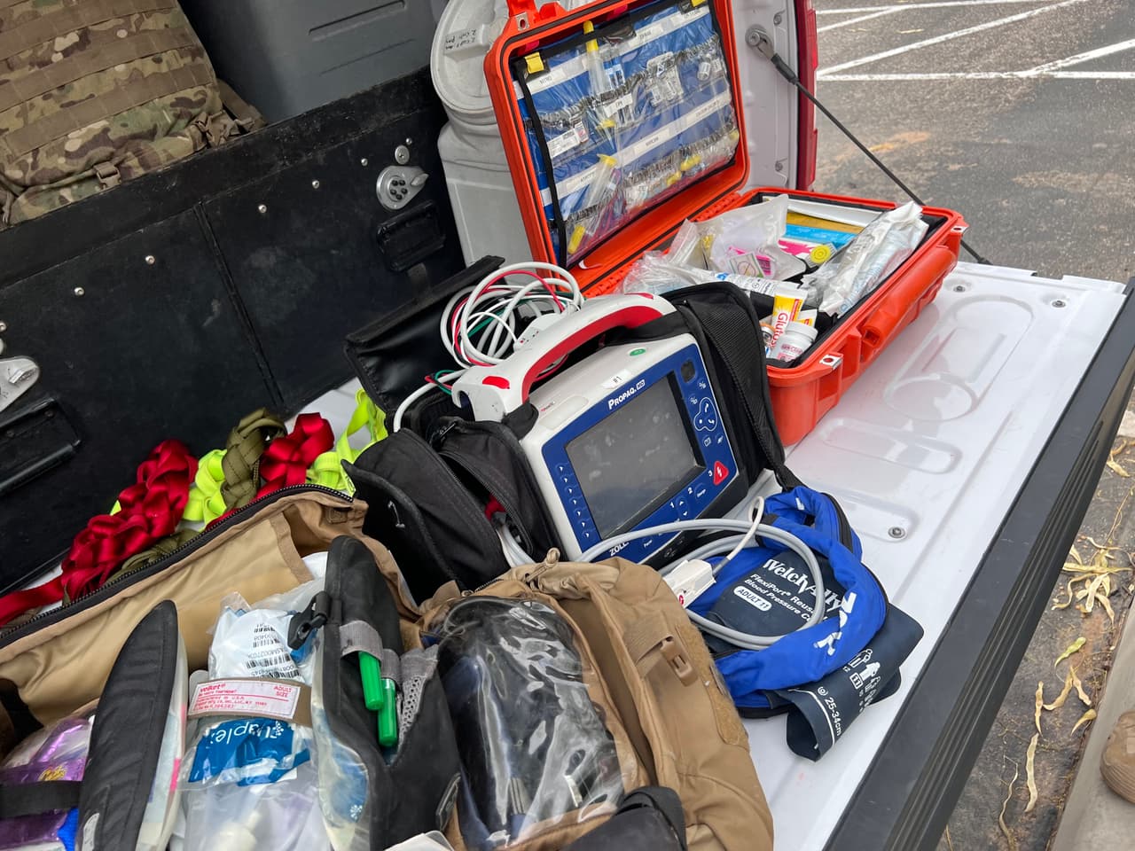 Este es el equipo que cargan los agentes de BORSTAR para atender a los migrantes que se encuentran deshidratados o sufren golpe de calor en el desierto.